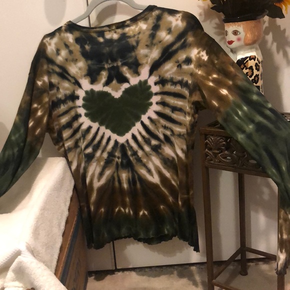 Beautifully tie dyed cotton top with unique shades - Picture 3 of 7